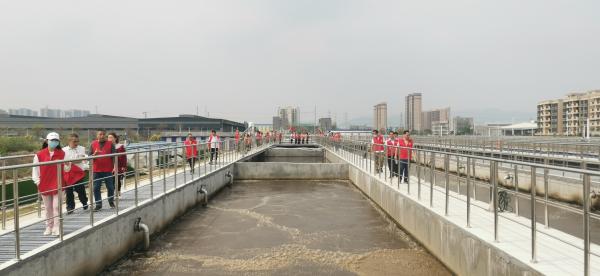 6.圖為黨員職工參觀肇慶高新區(qū)第二污水處理廠首期（第二階段）擴(kuò)容工程。.jpg