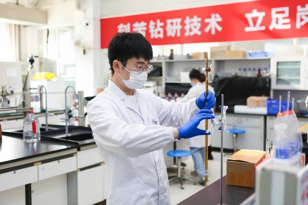2023年5月28-31日廣東省住房與城鄉(xiāng)建設(shè)行業(yè)化學(xué)檢驗(yàn)員職工職業(yè)技能競(jìng)賽在深圳舉行，由肇水集團(tuán)職工組建的肇慶市住建代表隊(duì)參加競(jìng)賽。圖為來(lái)自肇海檢測(cè)的隊(duì)員寧琪在5月30日的實(shí)操技能考核。（競(jìng)賽組委會(huì)供圖）.jpg